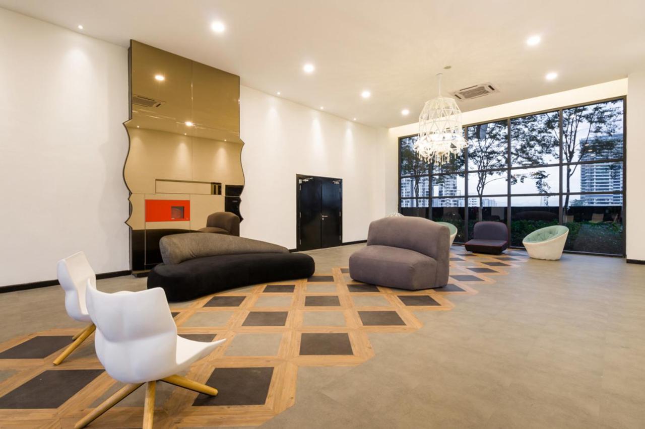 Aparthotel Arte Mont Kiara Kuala Lumpur Exterior foto The lobby of the building