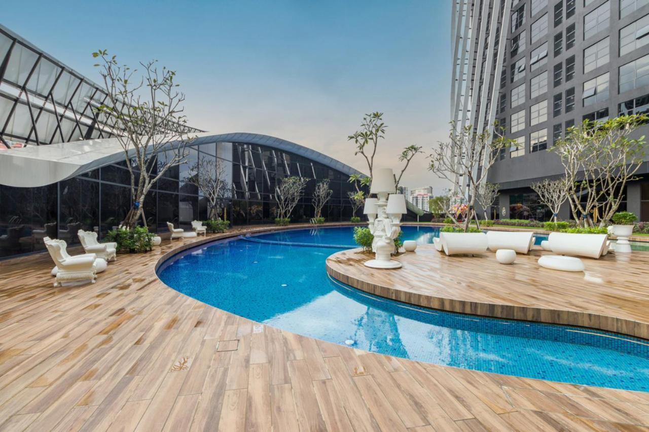 Aparthotel Arte Mont Kiara Kuala Lumpur Exterior foto The swimming pool at the 50th floor