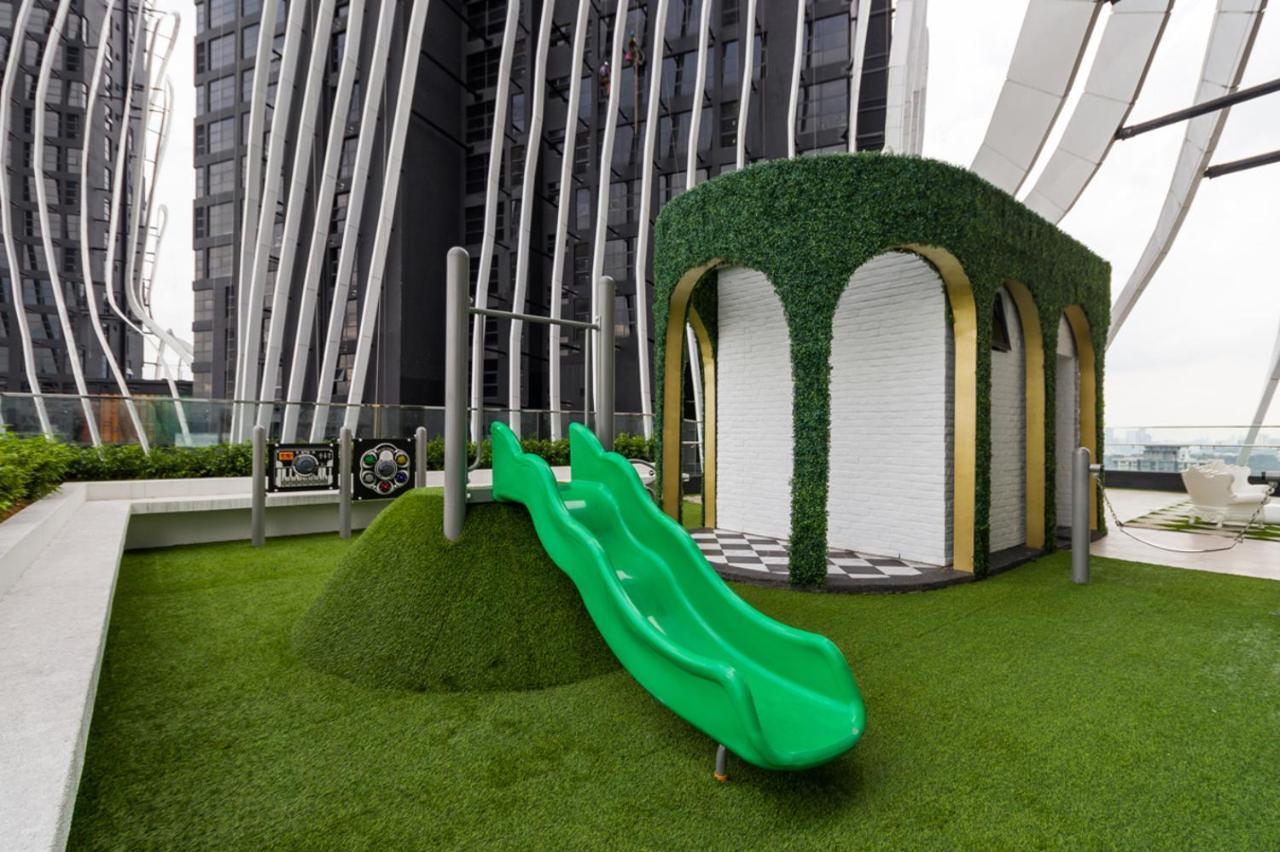 Aparthotel Arte Mont Kiara Kuala Lumpur Exterior foto Artificial grass at the rooftop of a residential building in Kuala Lumpur, Malaysia