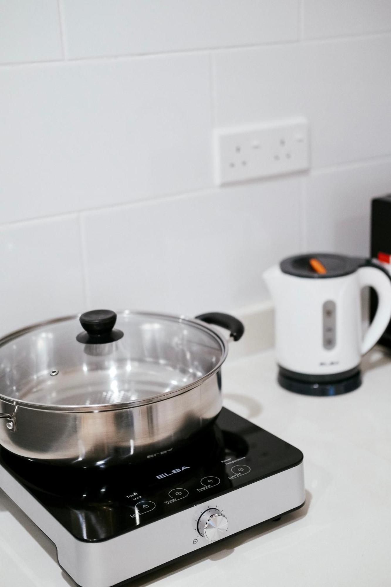 Aparthotel Arte Mont Kiara Kuala Lumpur Exterior foto A kettle and a pot on a stove