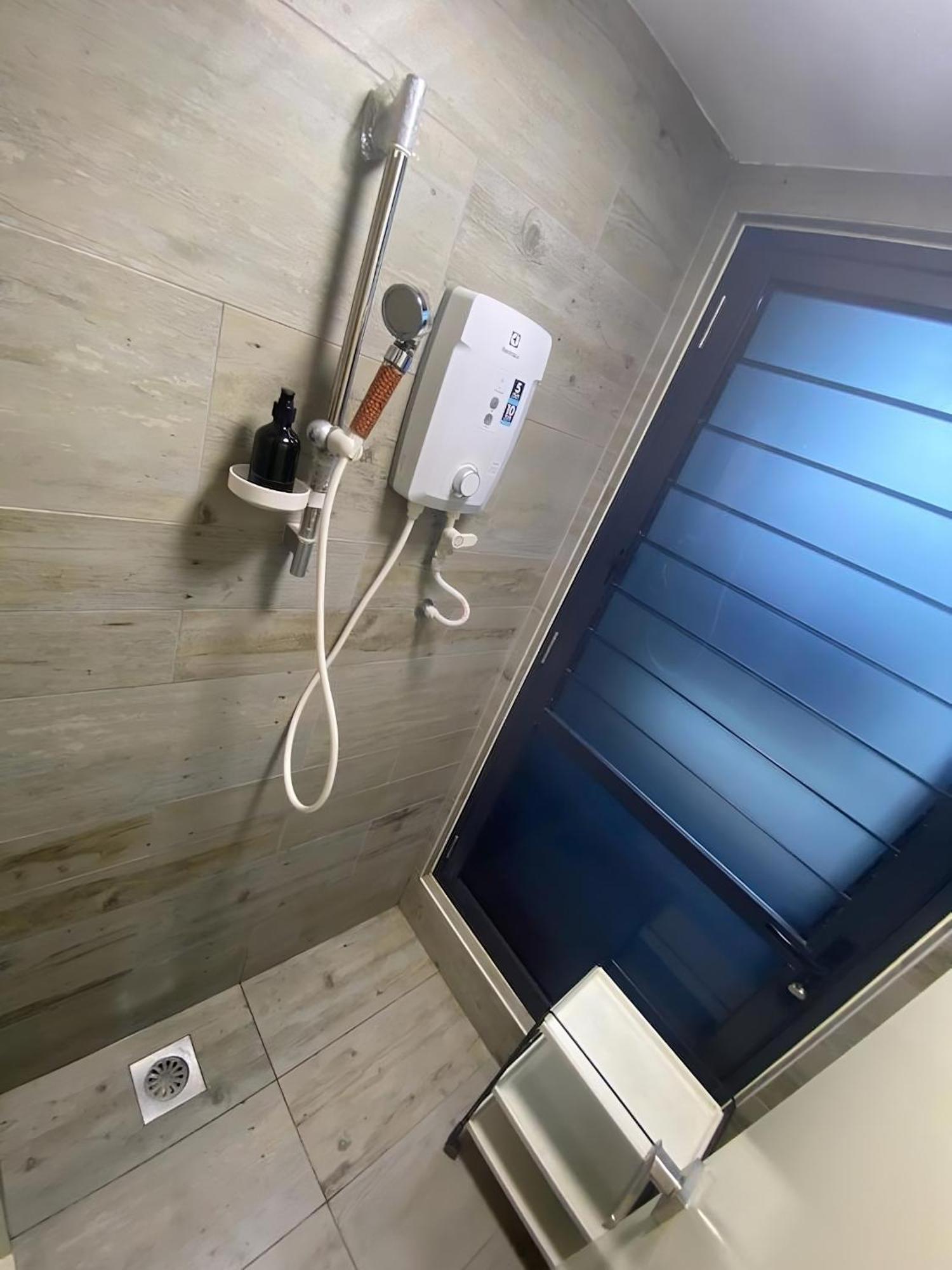 Aparthotel Arte Mont Kiara Kuala Lumpur Exterior foto A shower in a Japanese home