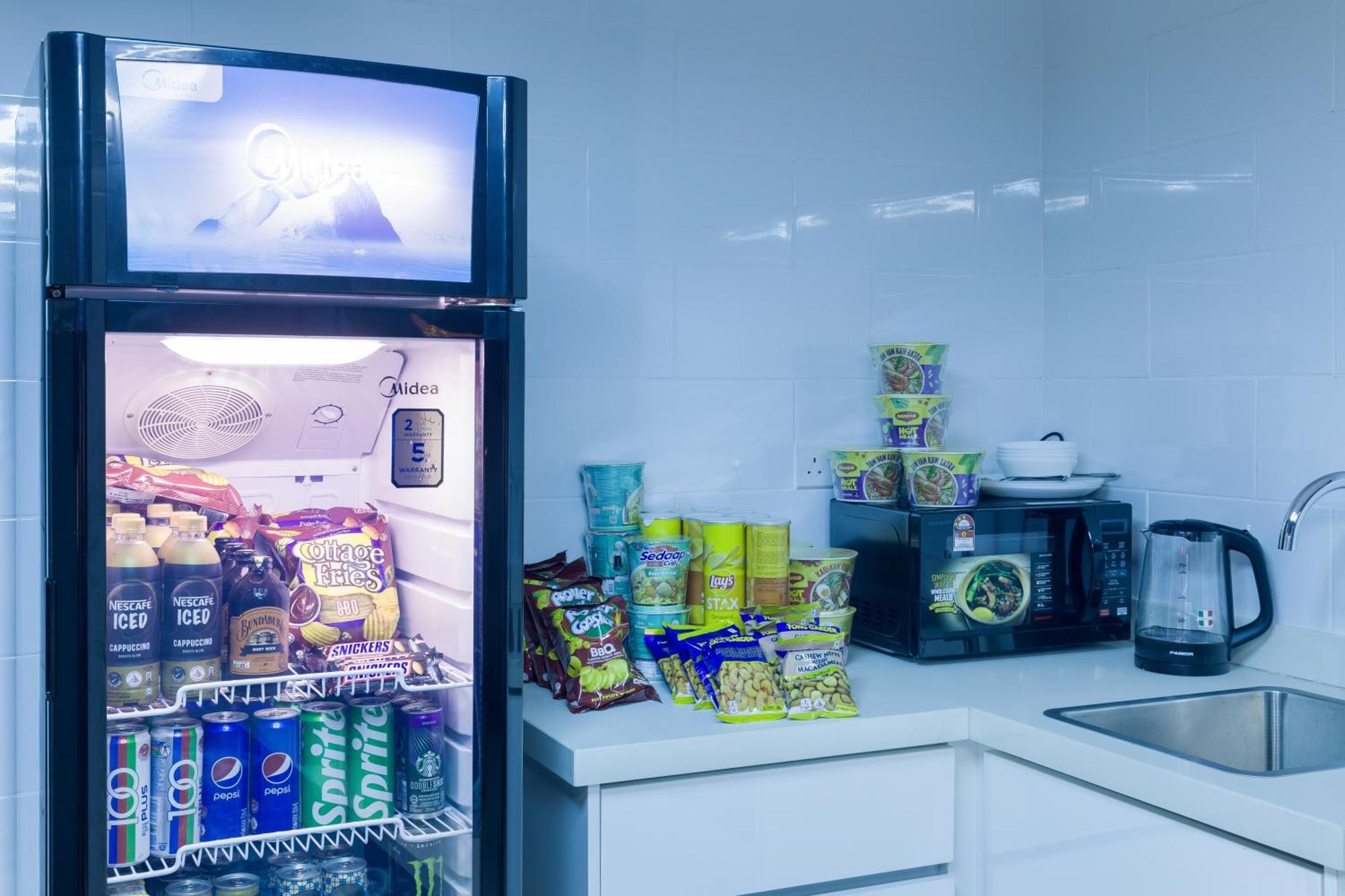 Aparthotel Arte Mont Kiara Kuala Lumpur Exterior foto A vending machine in a Japanese office