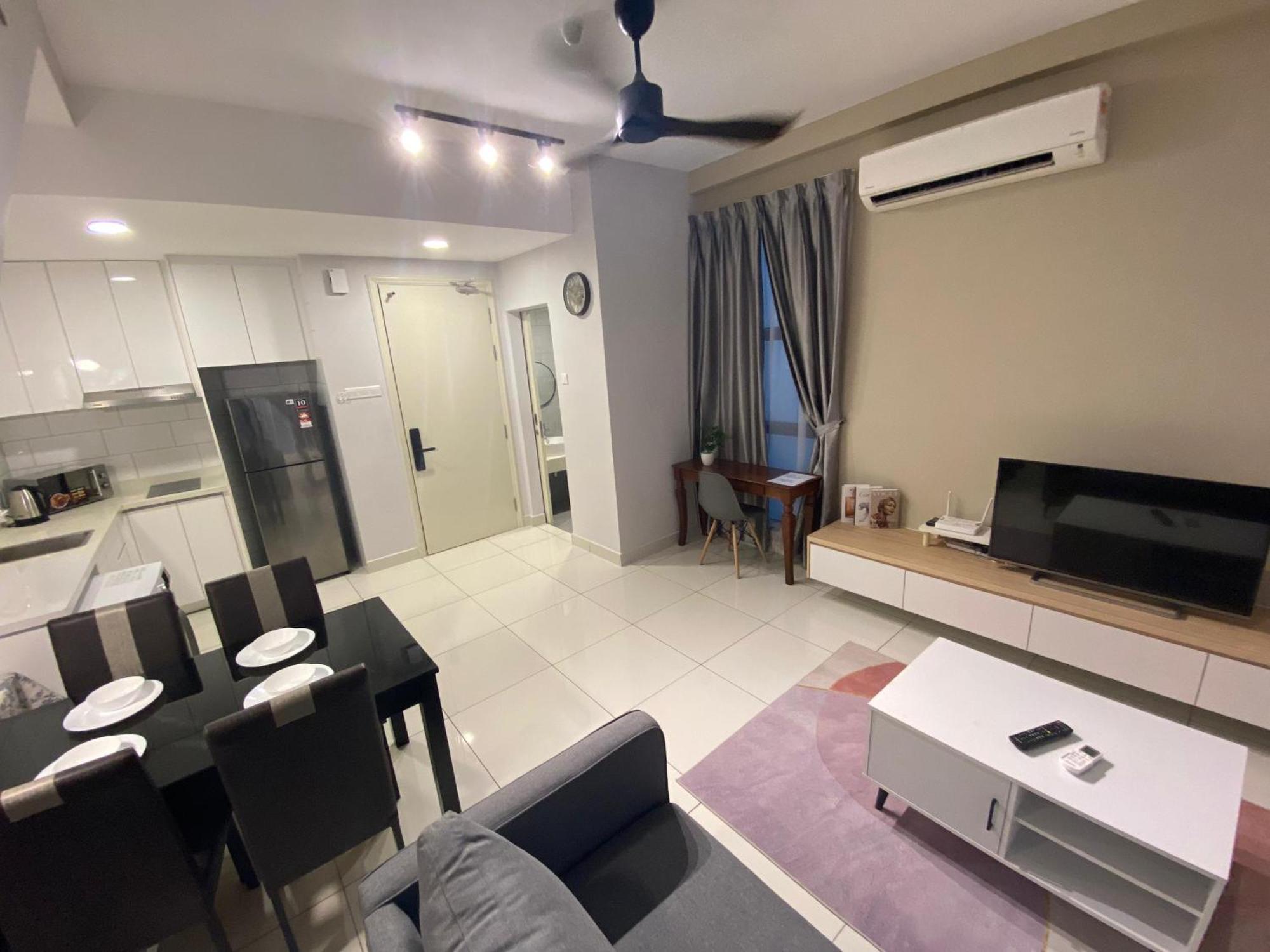 Aparthotel Arte Mont Kiara Kuala Lumpur Exterior foto A living room in a condominium