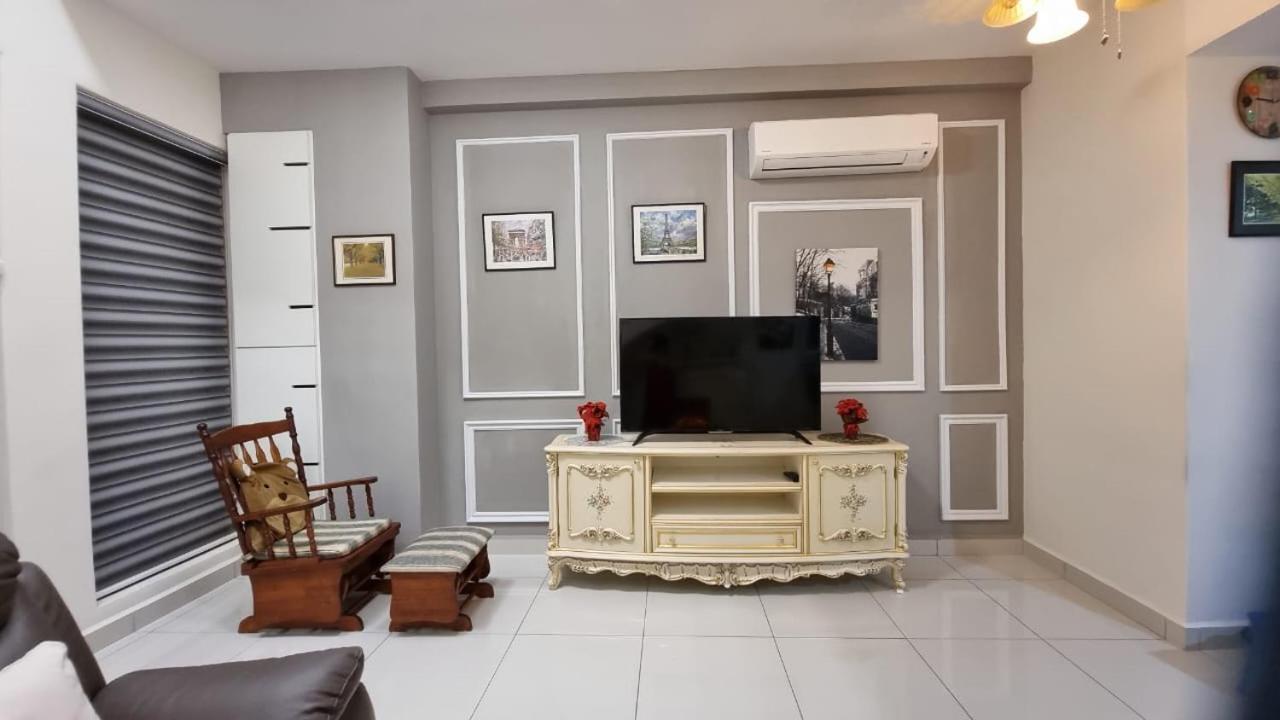 Aparthotel Arte Mont Kiara Kuala Lumpur Exterior foto A living room with a television set