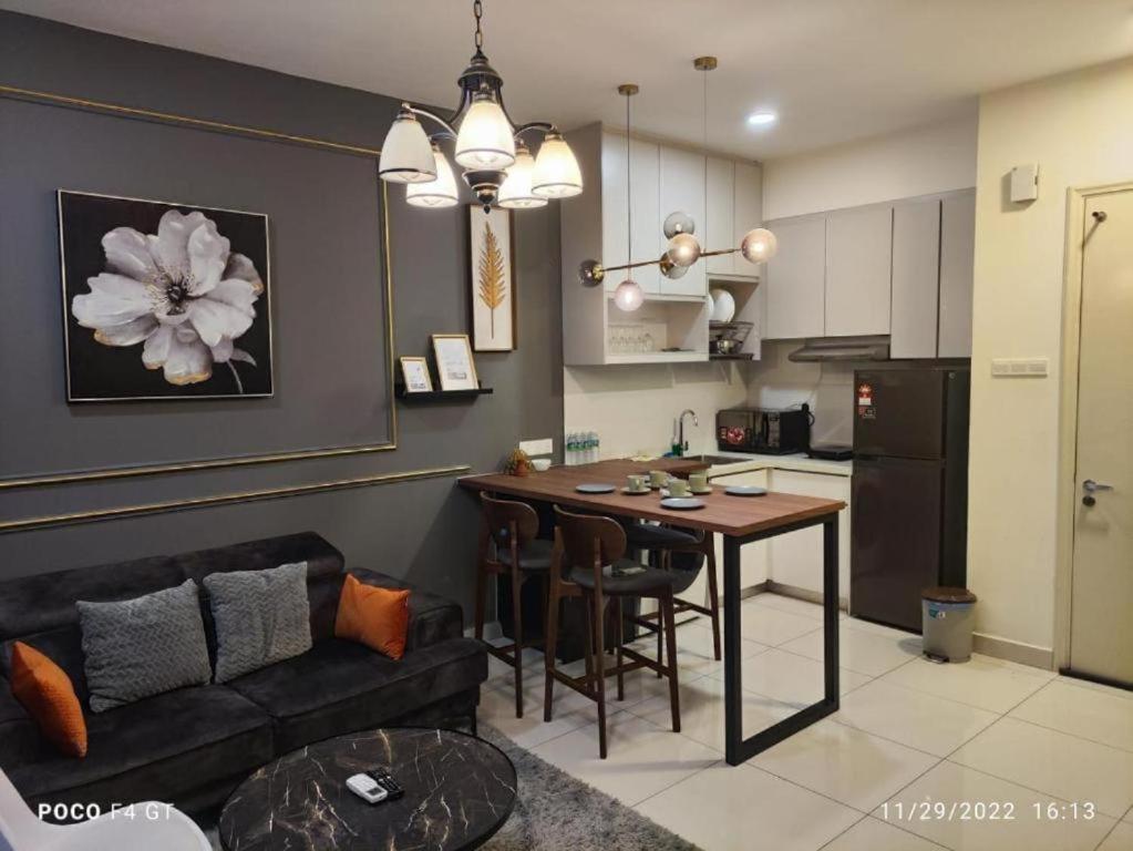 Aparthotel Arte Mont Kiara Kuala Lumpur Exterior foto A modern living room with a kitchen