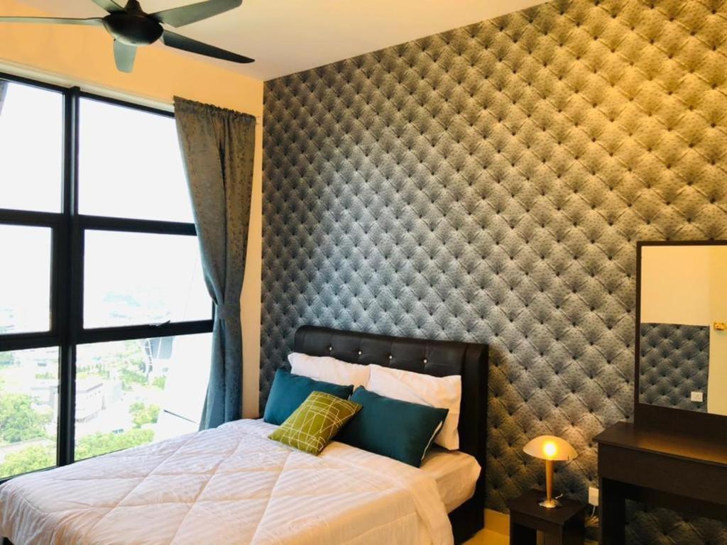 Aparthotel Arte Mont Kiara Kuala Lumpur Exterior foto A bedroom with wallpaper